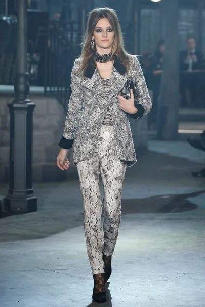 Look 16
